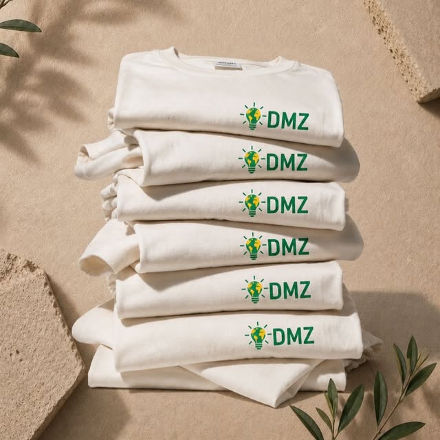 Zložene svetle majice z zelenim poslovnim potiskom DMZ